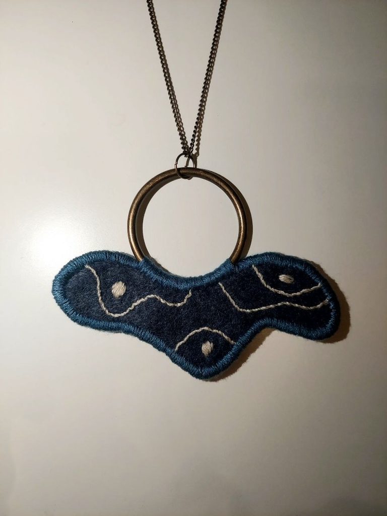 Frammenti d'Arazzo Blu, ricamo a mano - Atelier Ana Vargas, Viterbo