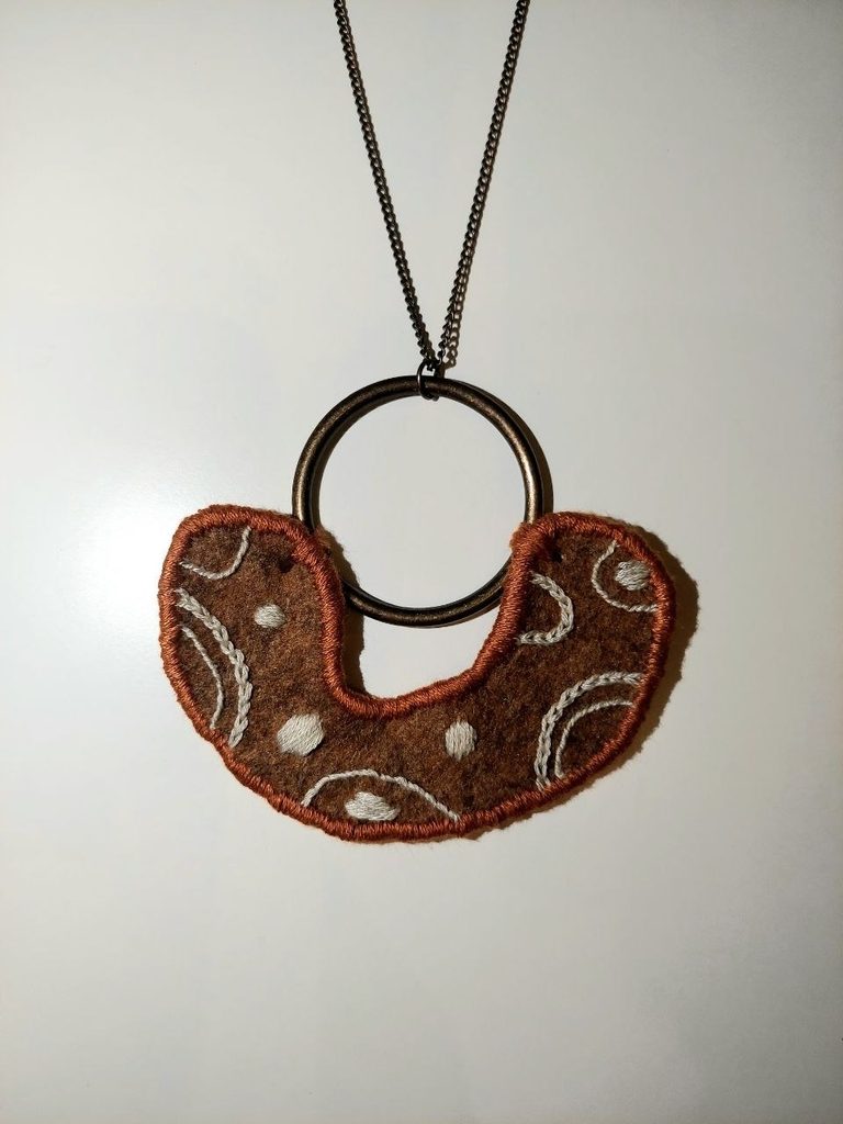 Frammenti d'Arazzo Ocra, ricamo a mano - Atelier Ana Vargas, Viterbo